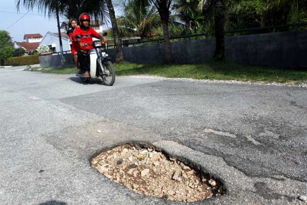 INFO : Kemalangan akibat terlanggar objek atau lubang atas 